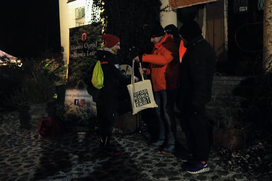 Noc STO-nogi 2 Zdjęcie z wręczania medali biegu Noc STO-nogi