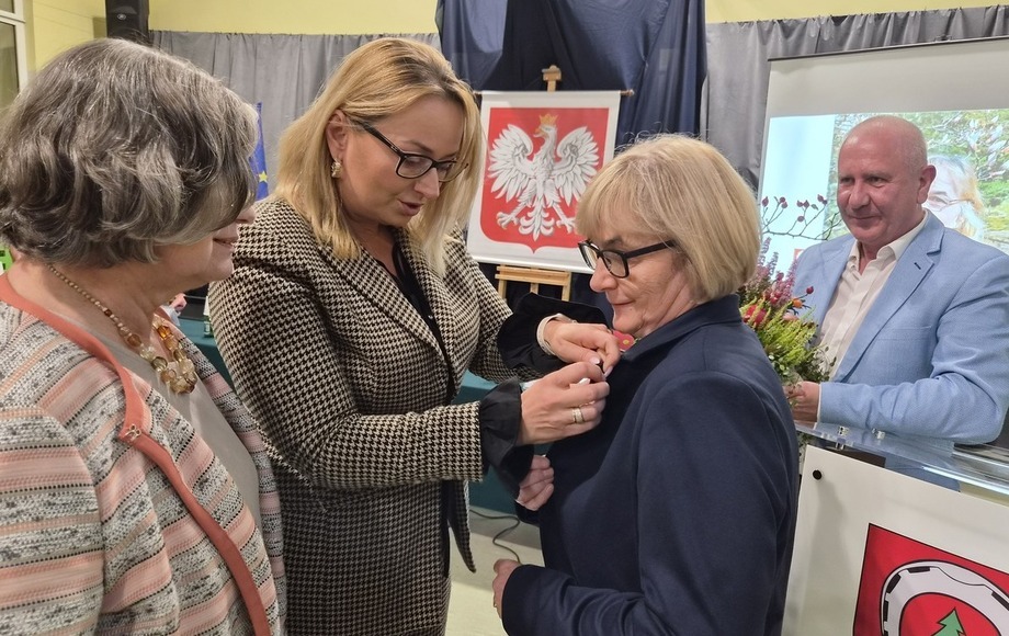 Odznaka Honorowa Zasłużona dla Miasta Ogrodu Podkowy Leśnej dla Teresy Grażyny Zabłockiej – ilustracja